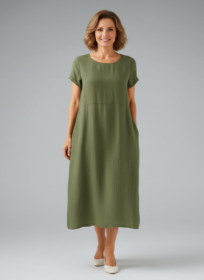 Full body view of the model wearing Robe midi à manches courtes femme
