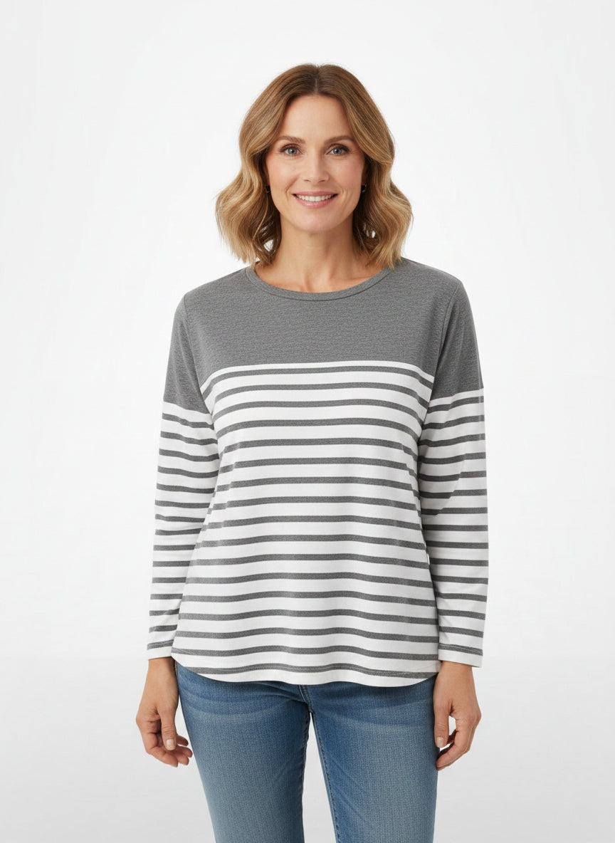 Full body view of the model wearing T-shirt rayé femme