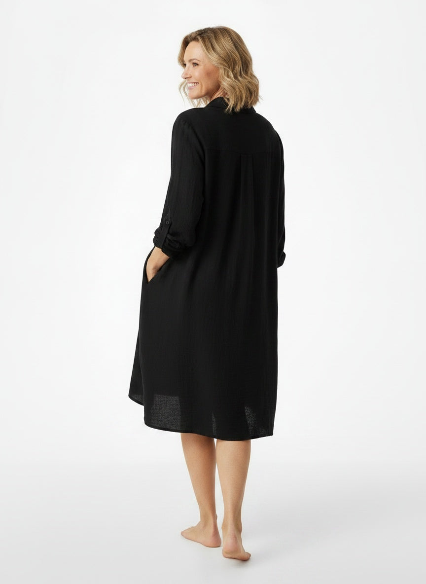 Back pose of the model wearing Blouse longue femme