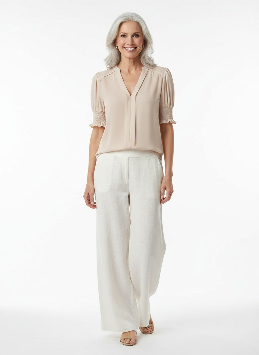Full body view of the model wearing Blouse à manches courtes et col en V femme