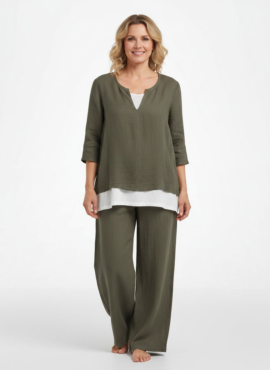 Full body view of the model wearing Blouse d'été décontractée à design superposé femme