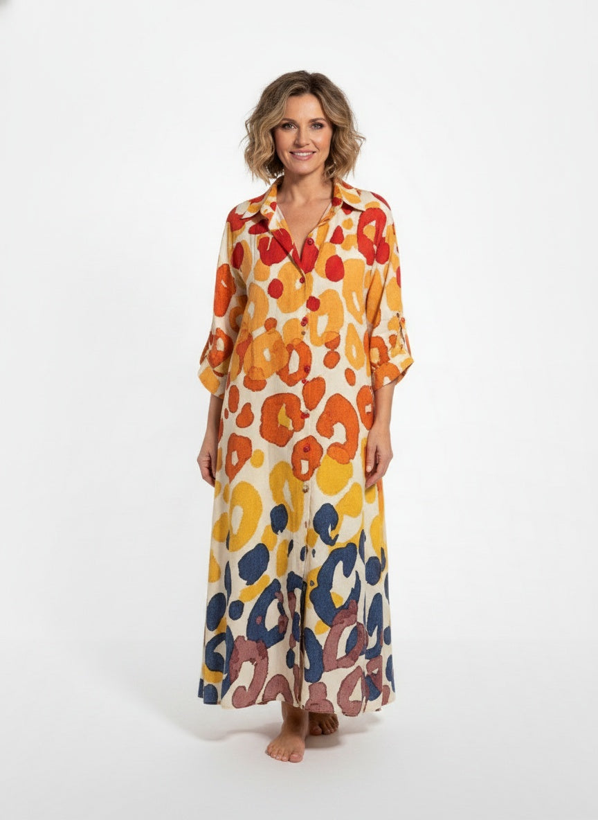 Full body view of the model wearing Robe maxi bohème à col en V femme