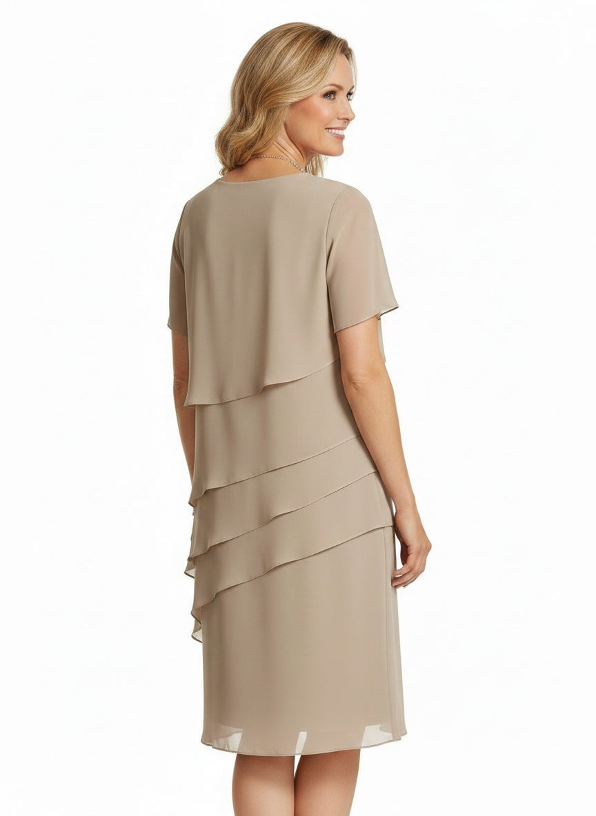 Back pose of the model wearing Robe midi en chiffon à volants femme