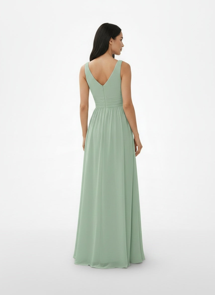 Back pose of the model wearing Robe maxi sans manches à col en V femme