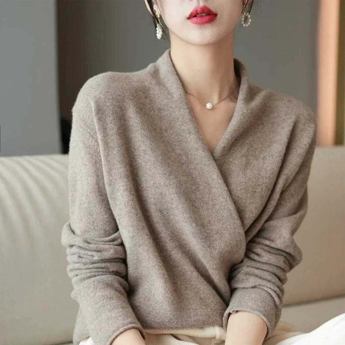 Pull cache-cœur femme en maille à col V et manches longues 1