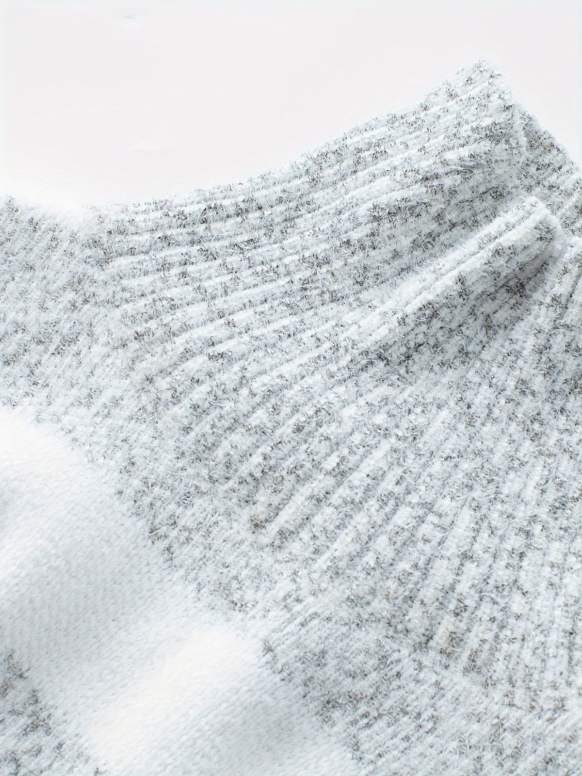 Pull femme col roulé rayé en grosse maille à manches longues 7