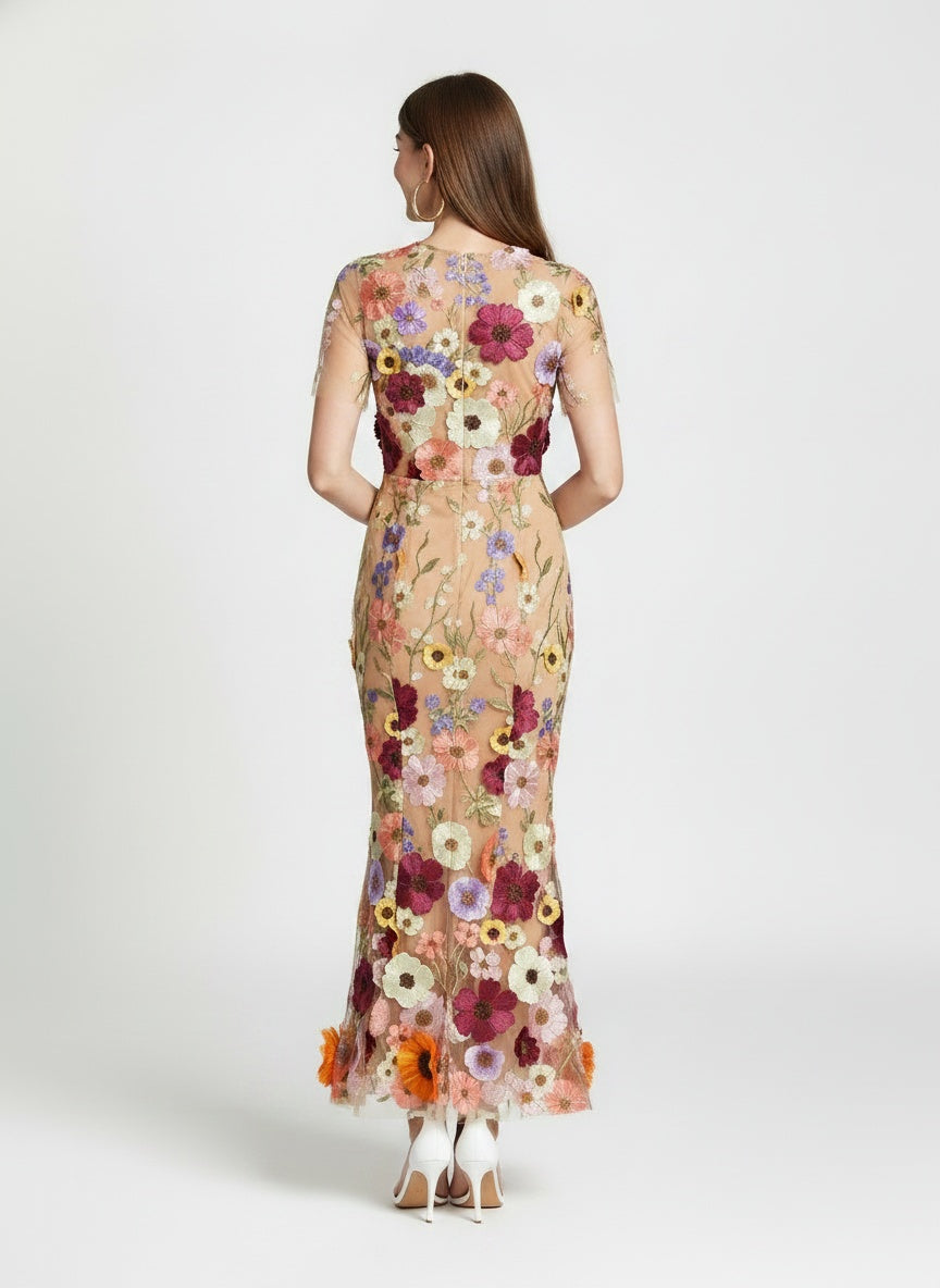Back pose of the model wearing Robe maxi sans manches femme