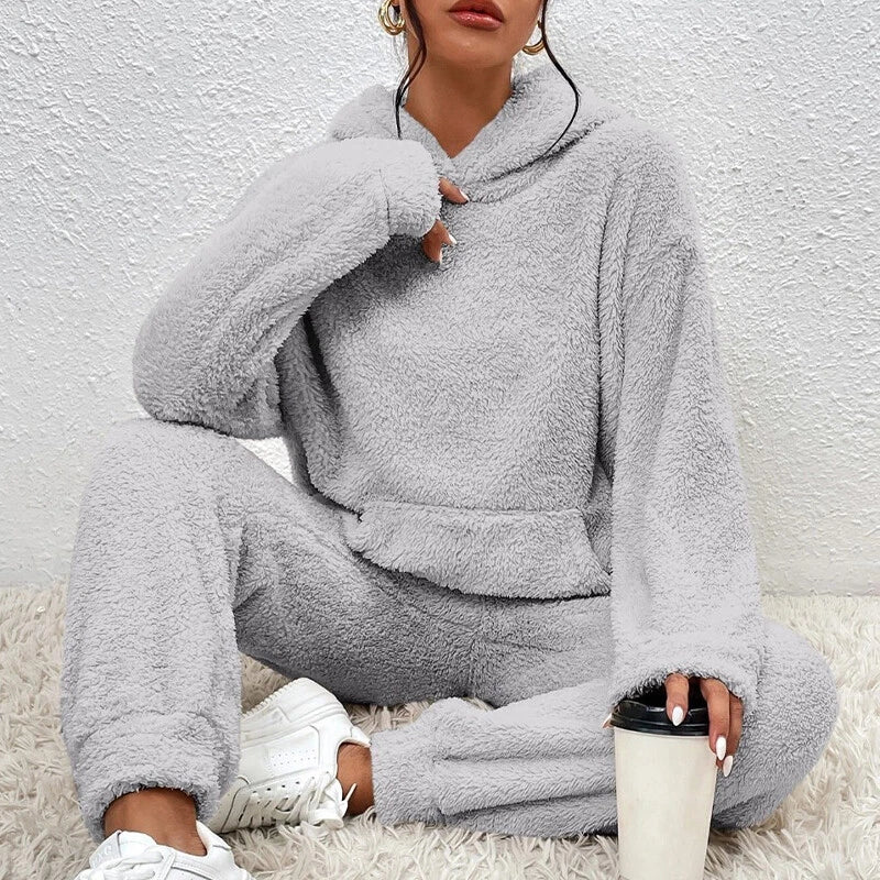Pyjama femme deux pièces en polaire à capuche et pantalon ample 1