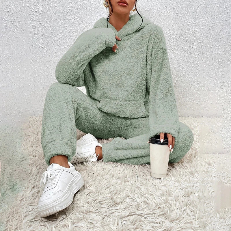 Pyjama femme deux pièces en polaire à capuche et pantalon ample 2