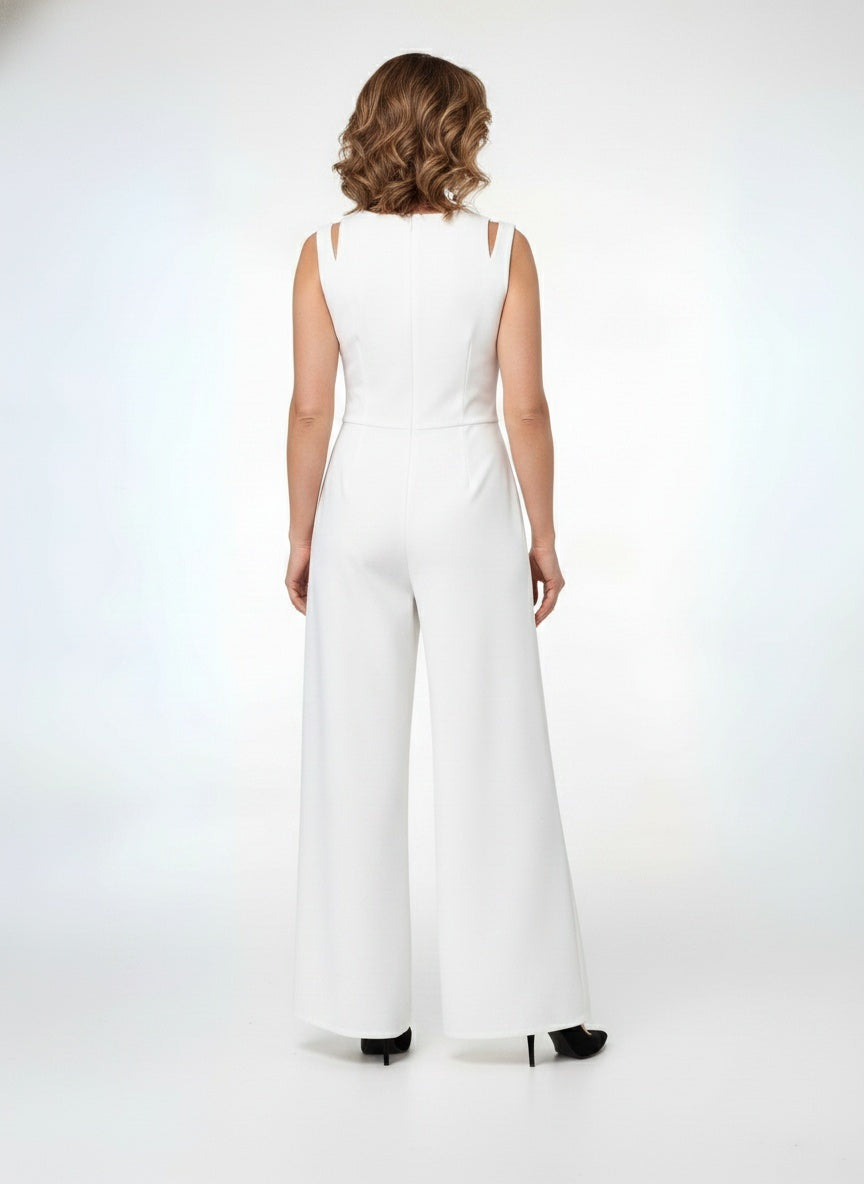 Back pose of the model wearing Combinaison d'été sans manches à jambes larges femme
