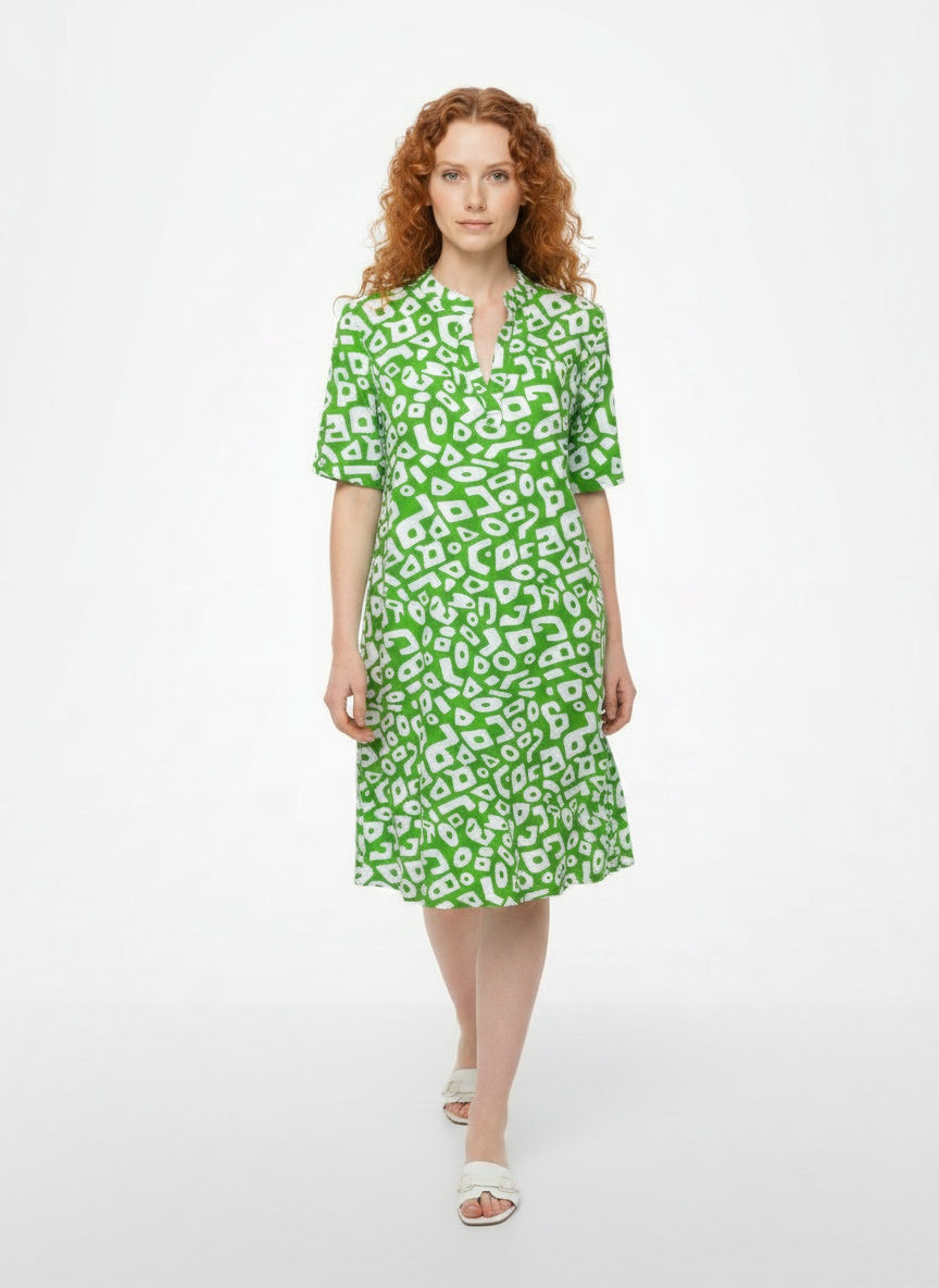 Full body view of the model wearing Robe midi imprimée à col en V femme