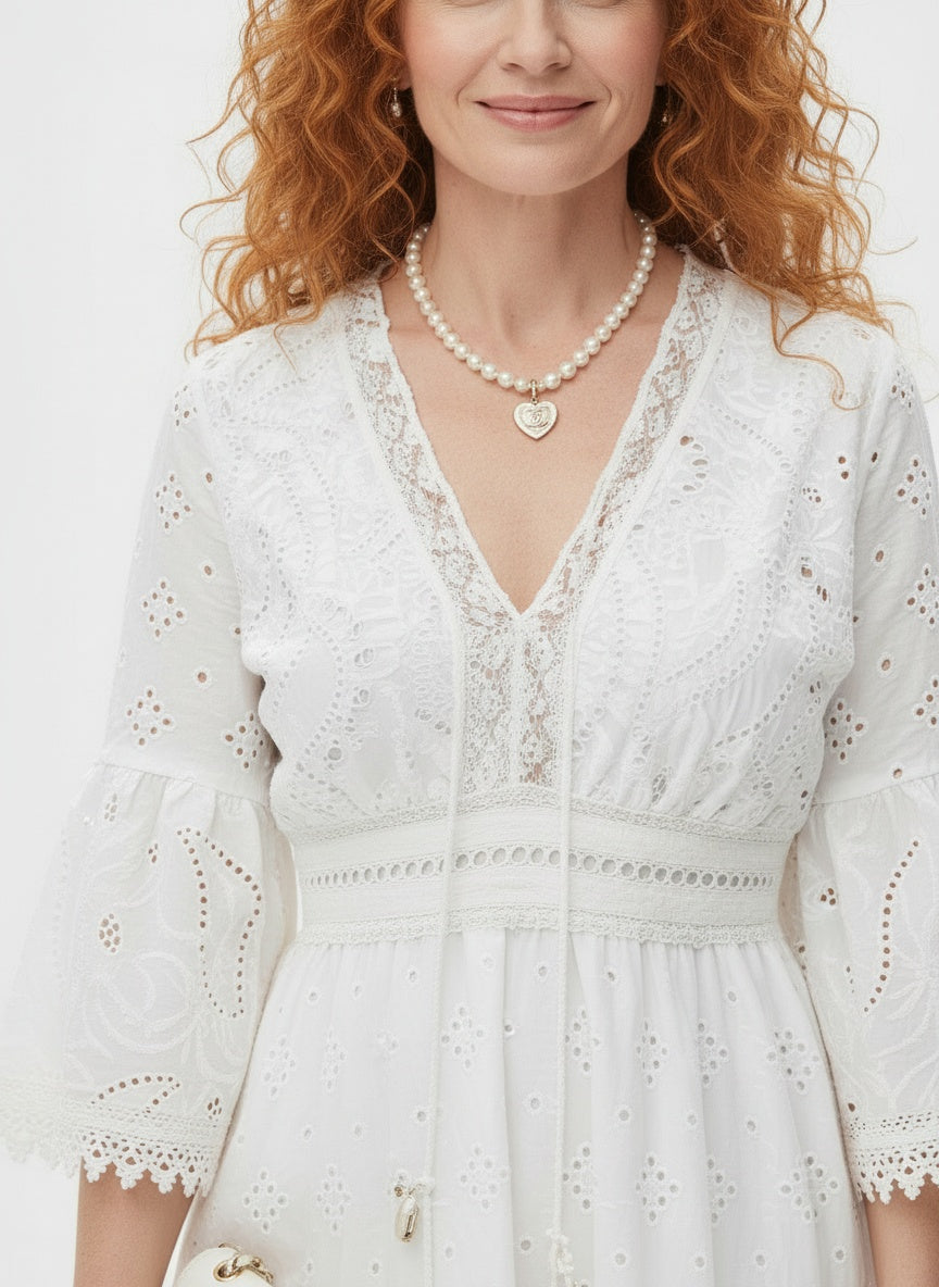 Close-up of the model wearing Robe mini bohème femme