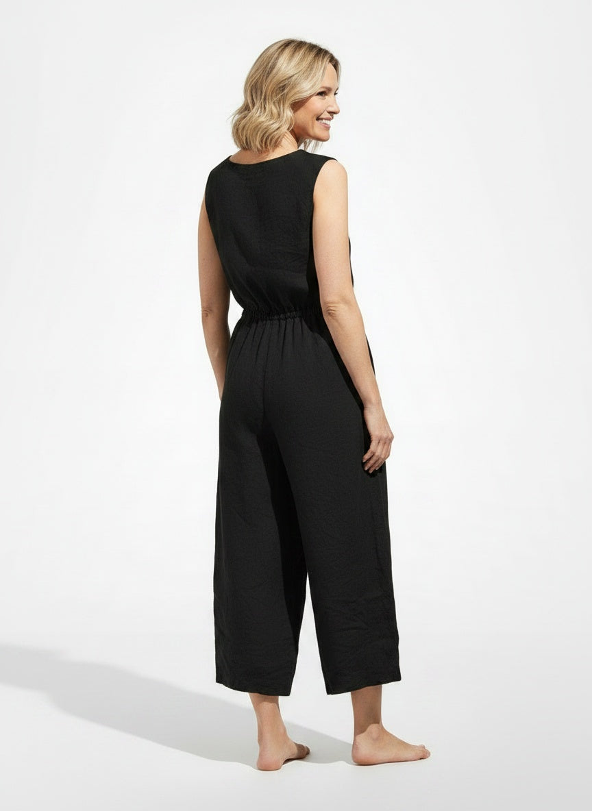 Back pose of the model wearing Combinaison sans manches à jambes larges femme