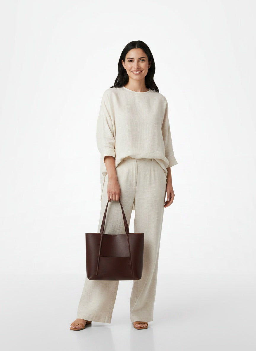 Full body view of the model wearing Sac à main en cuir avec poignée et grande capacité femme