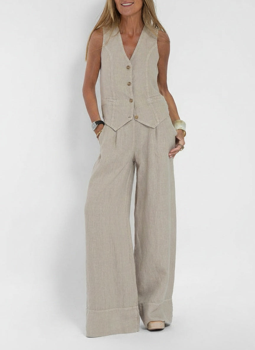 Full body view of the model wearing Gilet avec pantalon long et large fluide femme