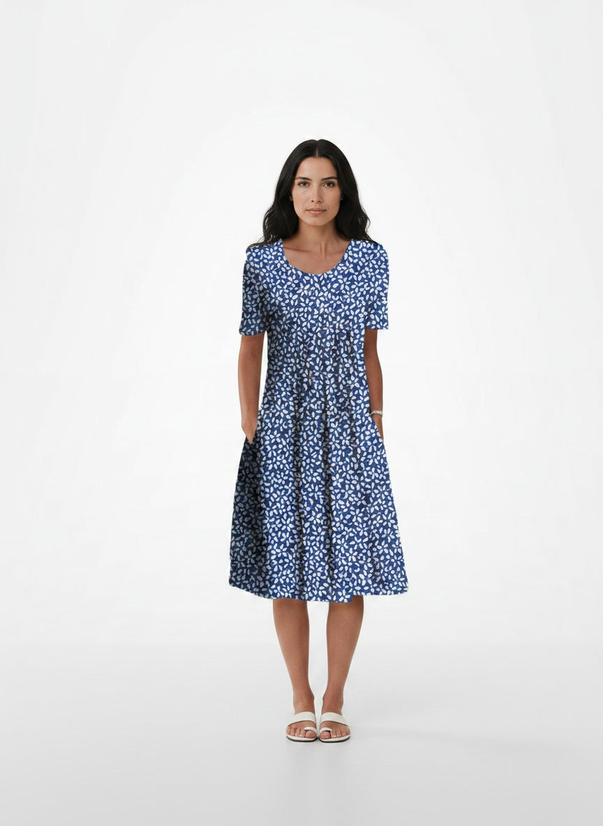 Full body view of the model wearing Robe d'été midi imprimée femme