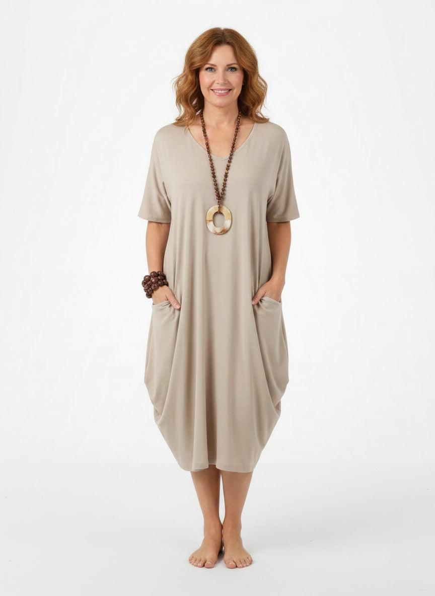 Full body view of the model wearing Robe d'été midi légère à coupe ample et col rond femme