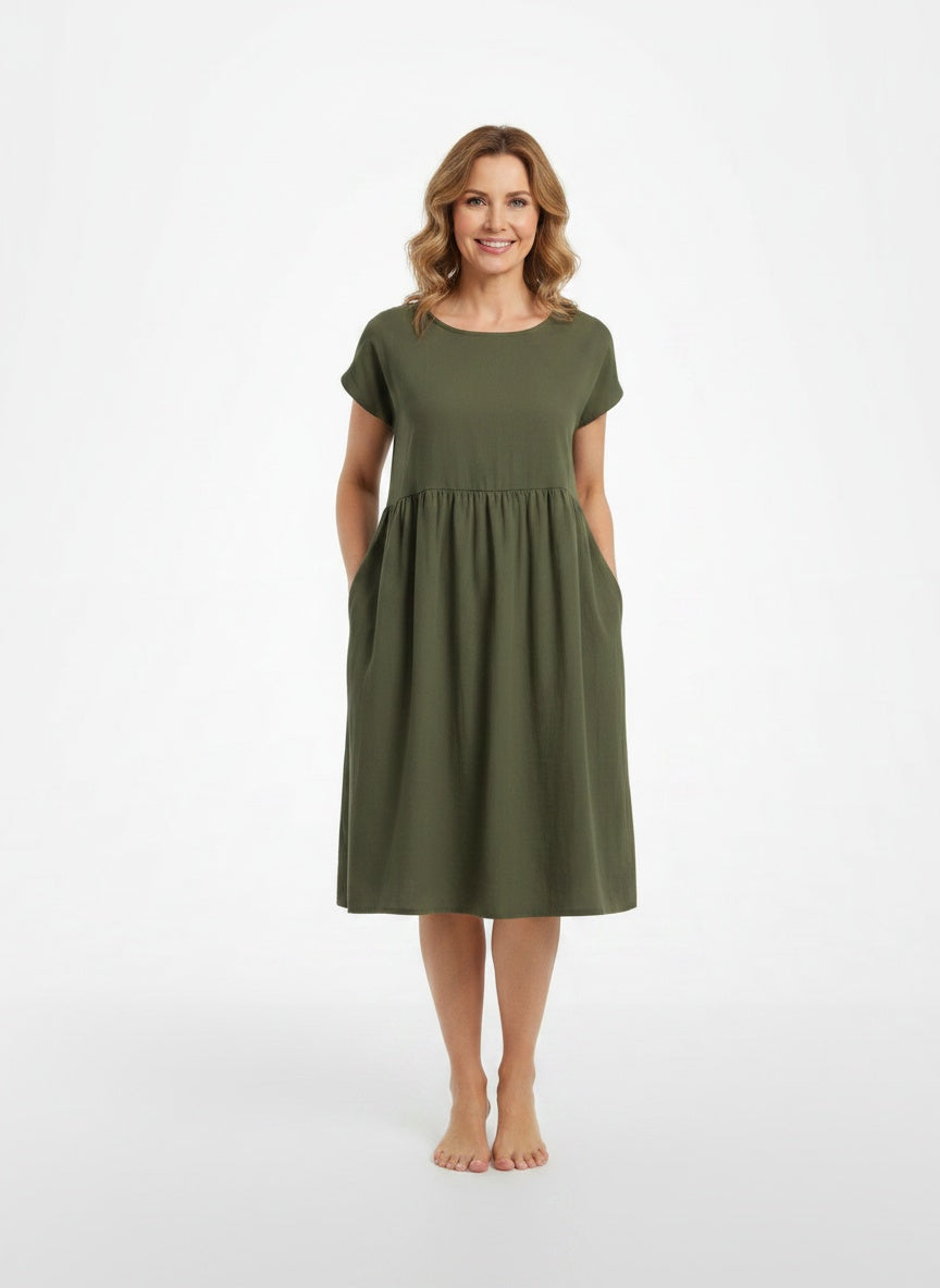 Full body view of the model wearing Robe d'été midi élégante à manches courtes femme