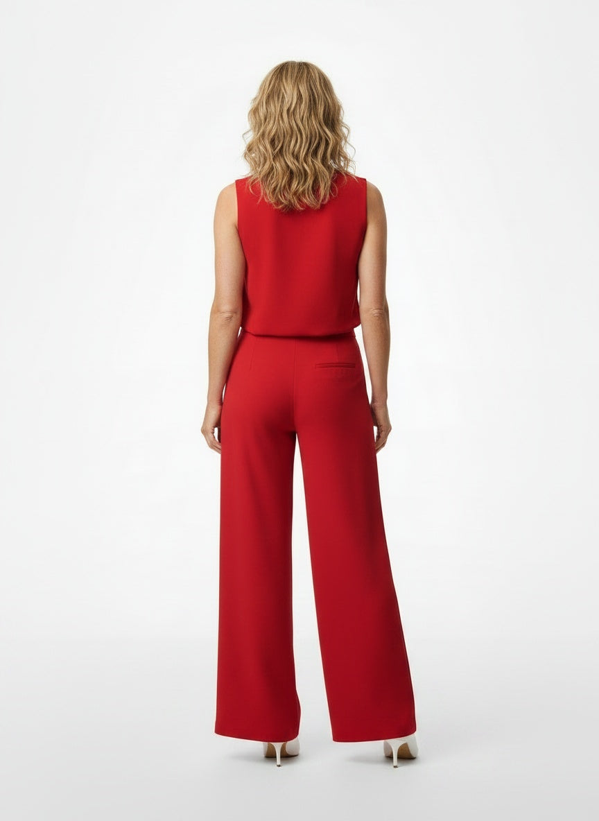 Back pose of the model wearing Combinaison à jambes larges femme