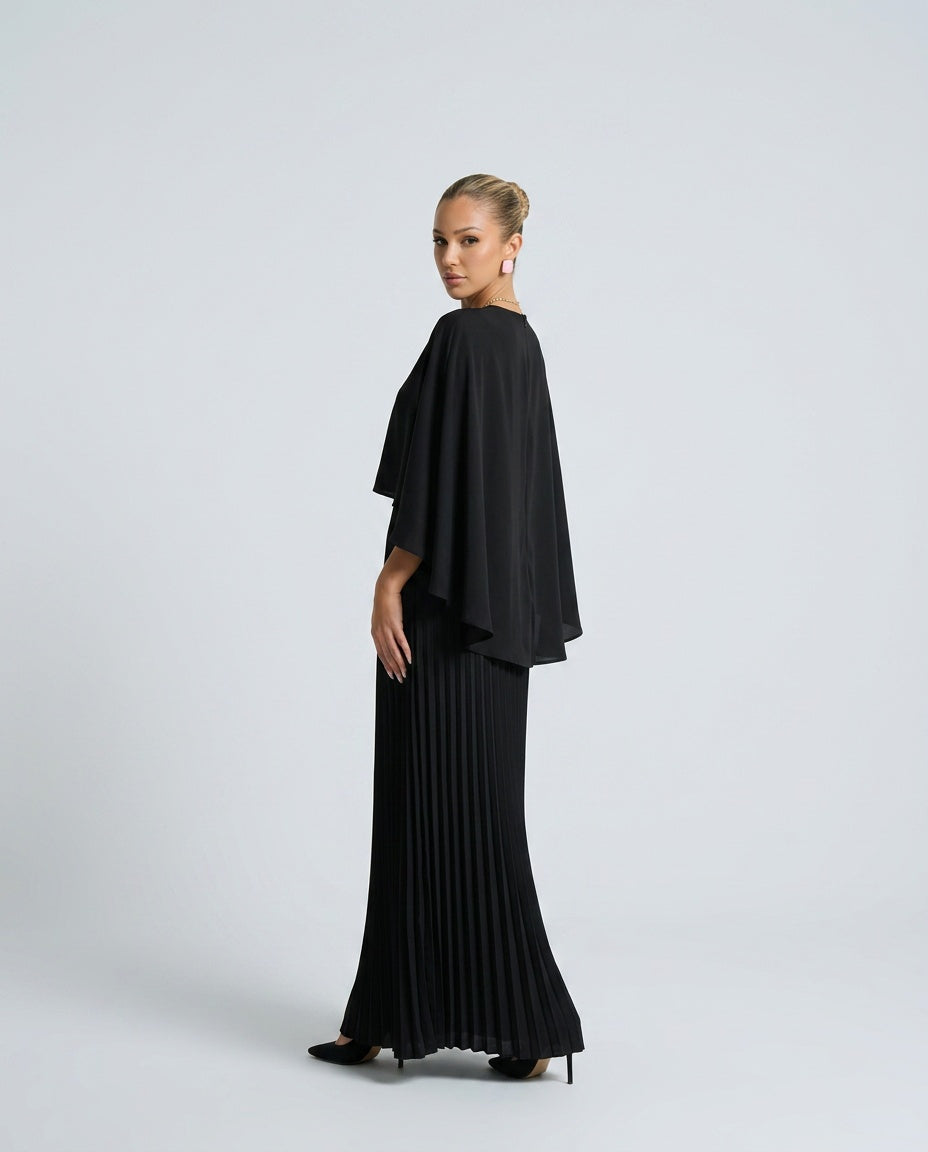 Robe longue plissée à cape asymétrique et col rond 4
