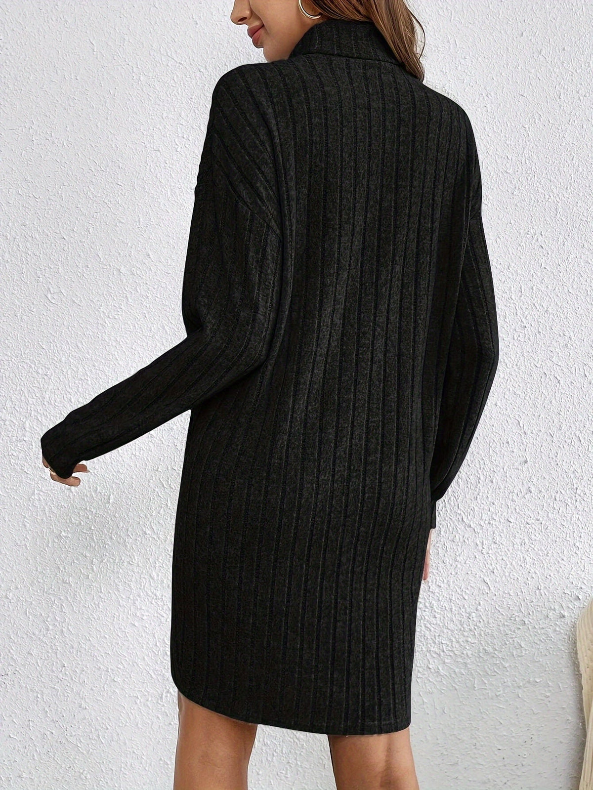 Robe pull courte à col roulé en maille côtelée 13