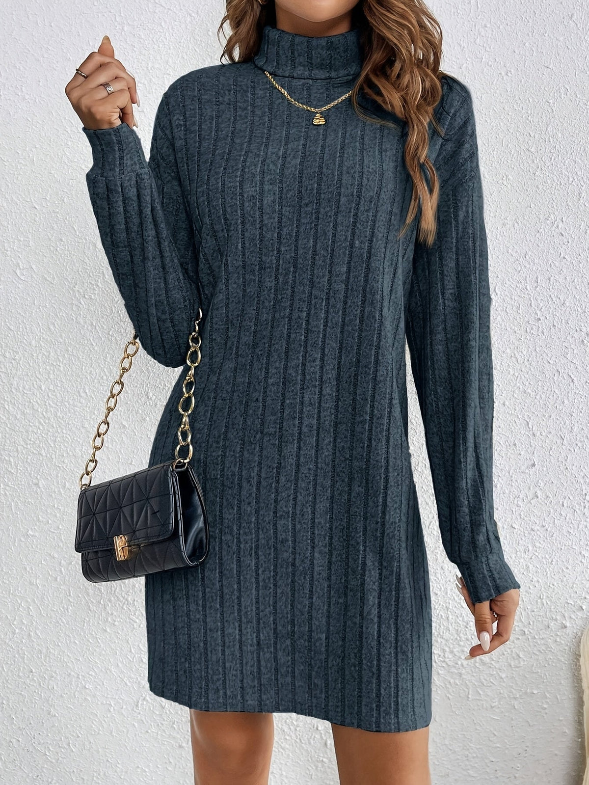 Robe pull courte à col roulé en maille côtelée 19