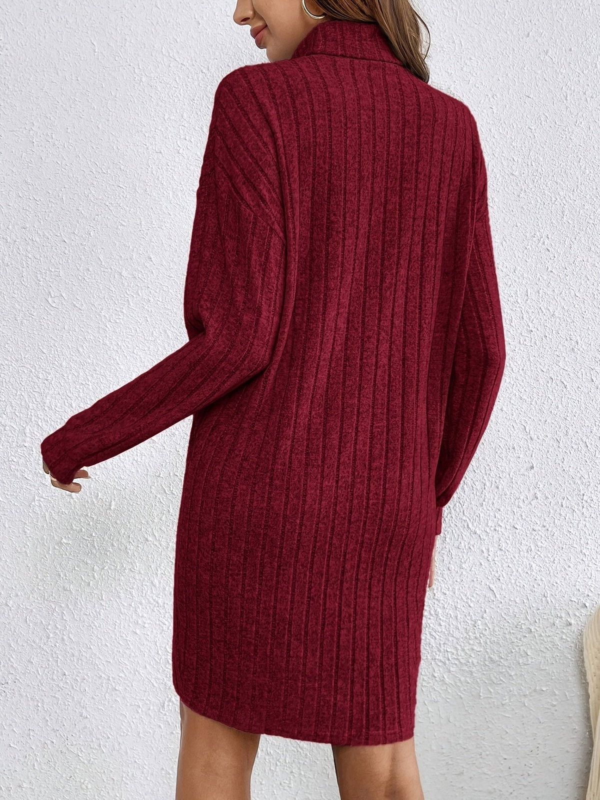 Robe pull courte à col roulé en maille côtelée 24
