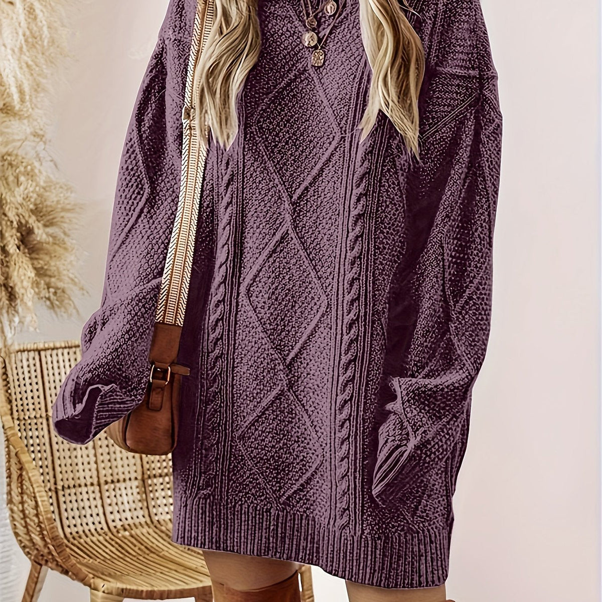 Robe pull courte en maille torsadée à col rond coupe ample 1