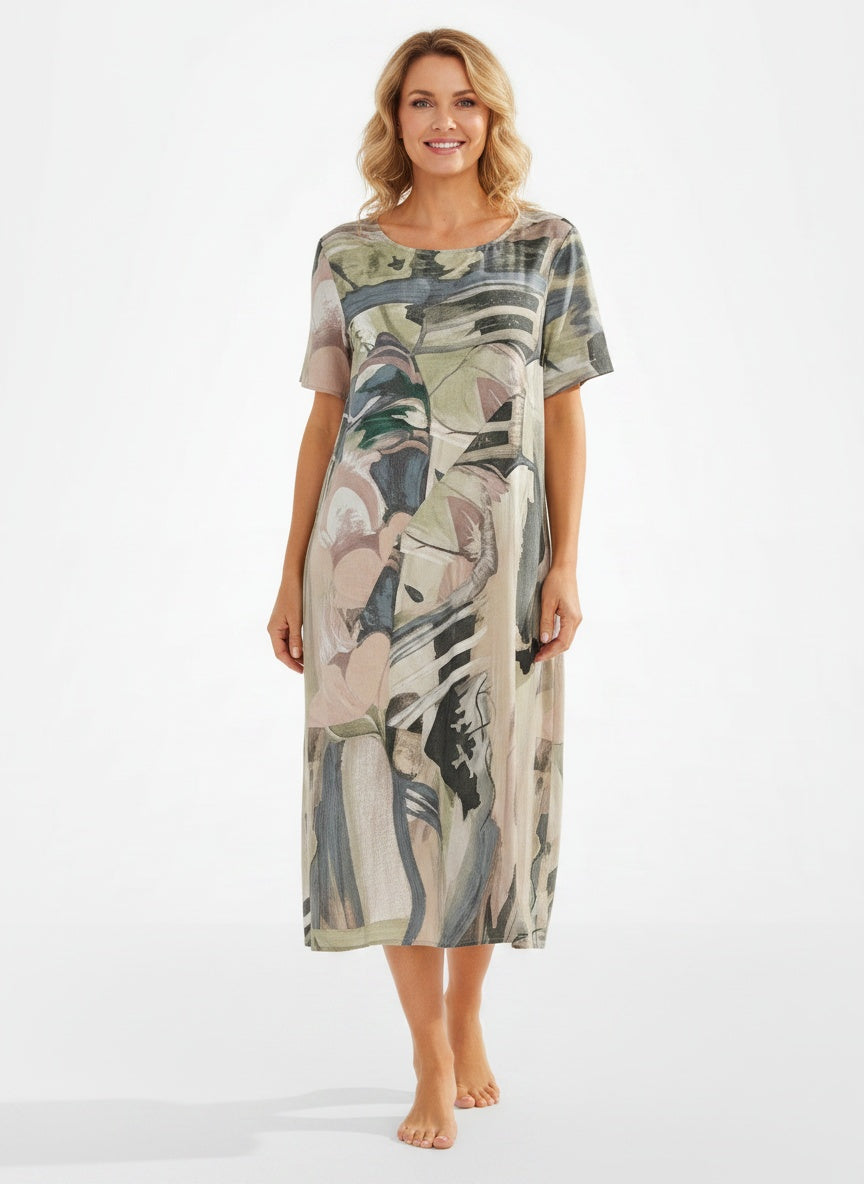 Full body view of the model wearing Robe d'été imprimée femme