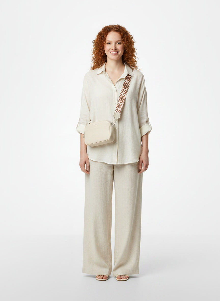 Full body view of the model wearing Sac à bandoulière en cuir femme