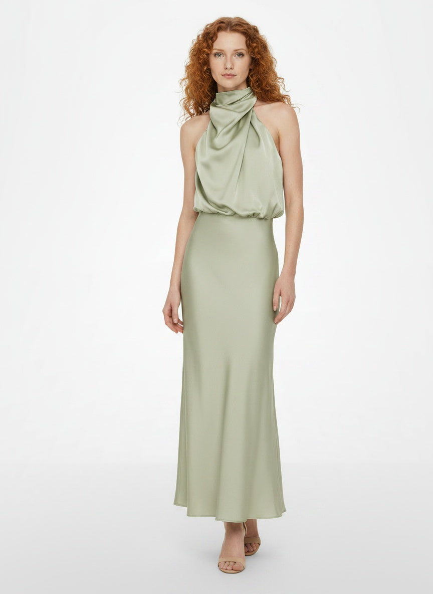 Full body view of the model wearing Robe de soirée maxi à col halter femme