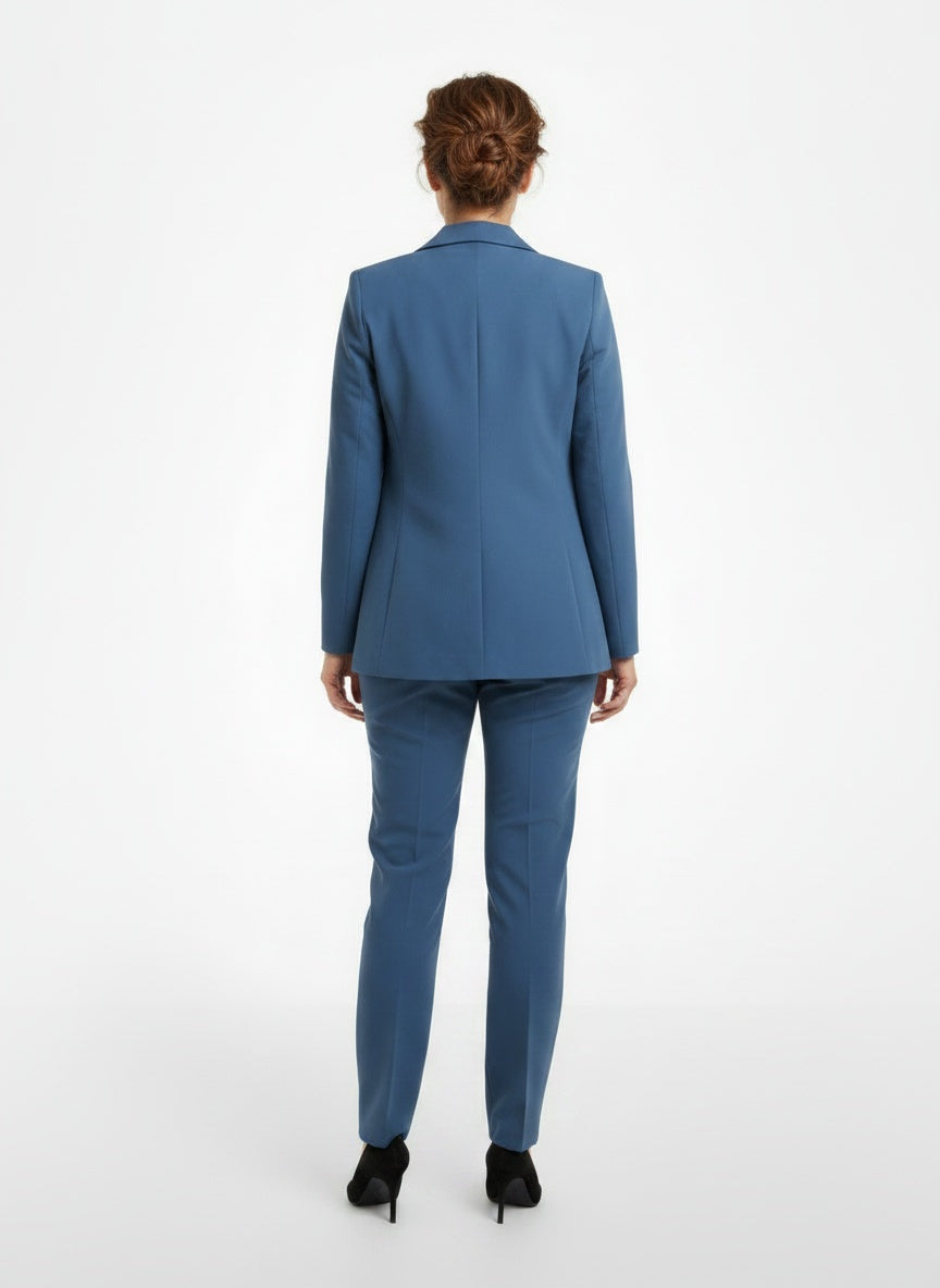 Back pose of the model wearing Ensemble avec blazer et pantalon femme