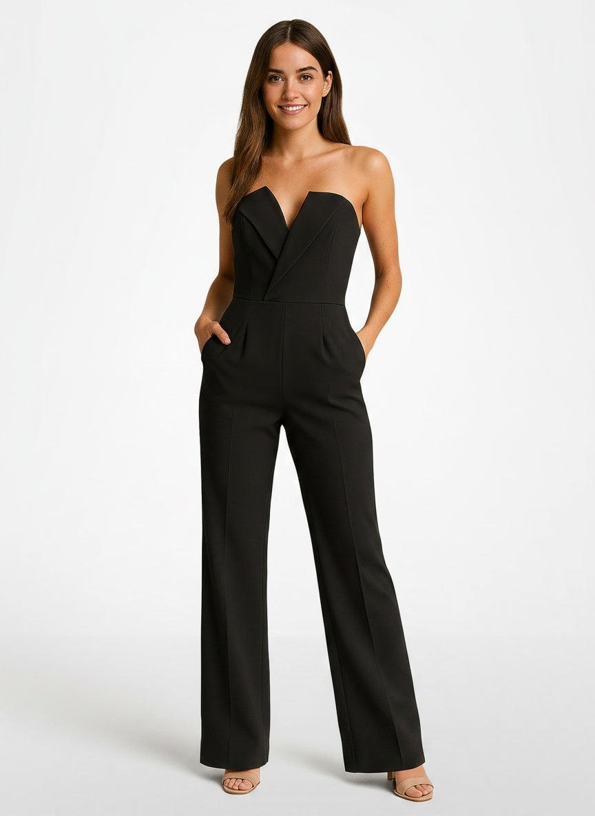 Full body view of the model wearing Combinaison sans manches à col en V femme