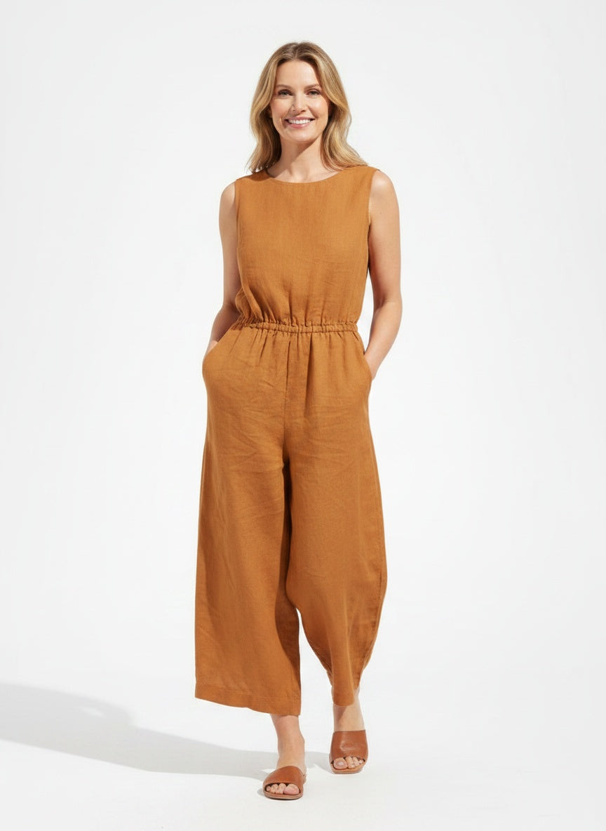 Full body view of the model wearing Combinaison sans manches à jambes larges femme