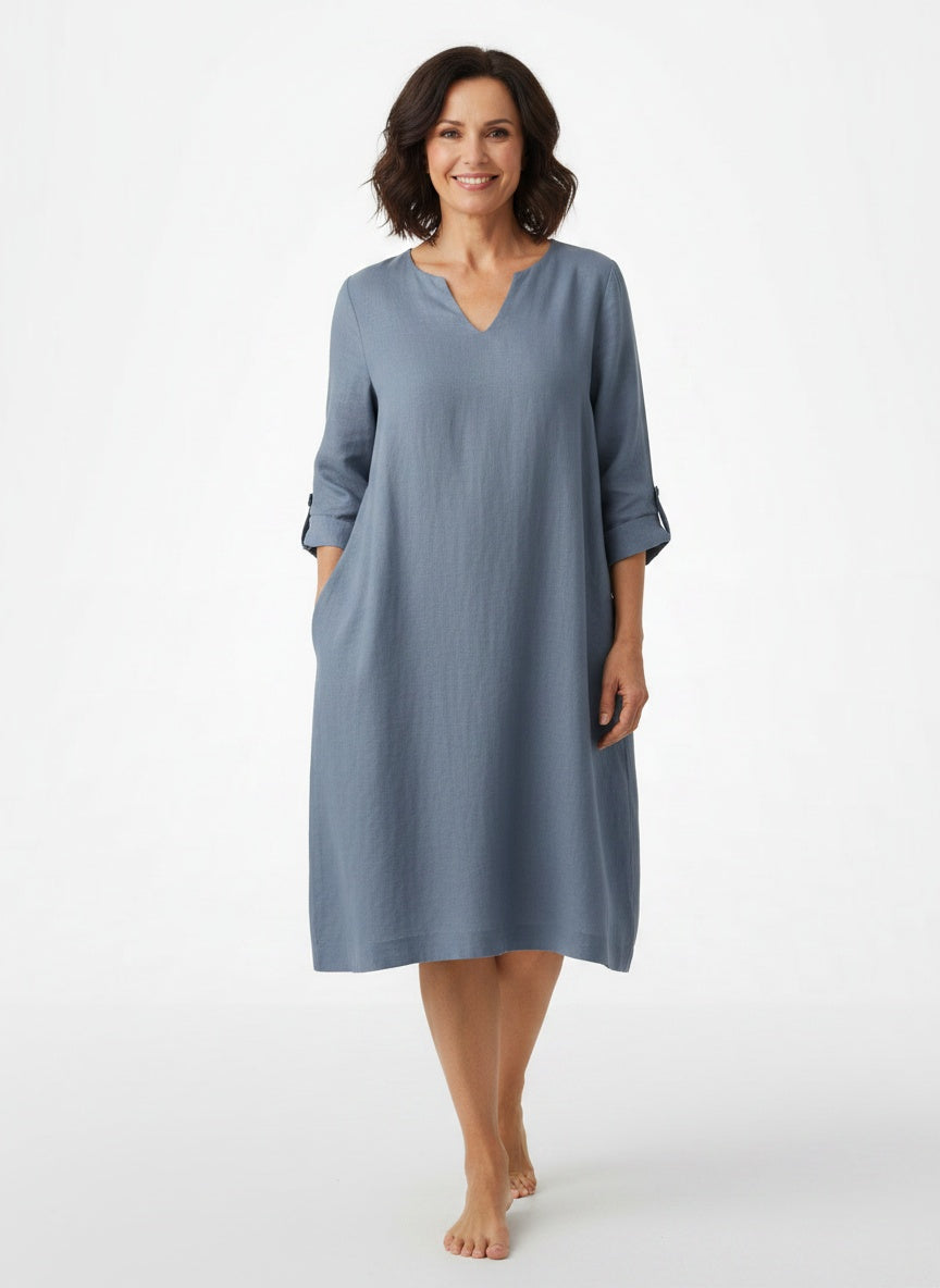 Full body view of the model wearing Robe midi à col en V et manches trois-quarts femme