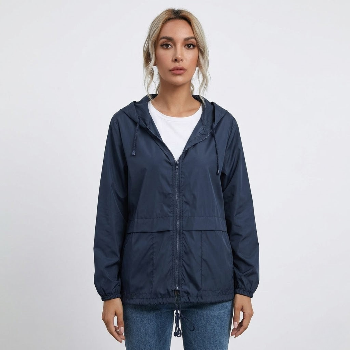 Veste de pluie femme légère et déperlante à capuche avec poches plaquées 1