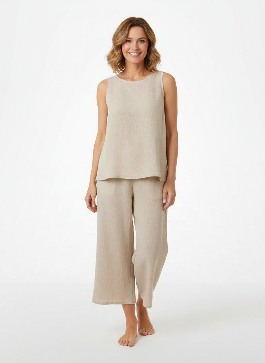 Full body view of the model wearing Ensemble d'été deux pièces avec top et pantalon décontracté femme