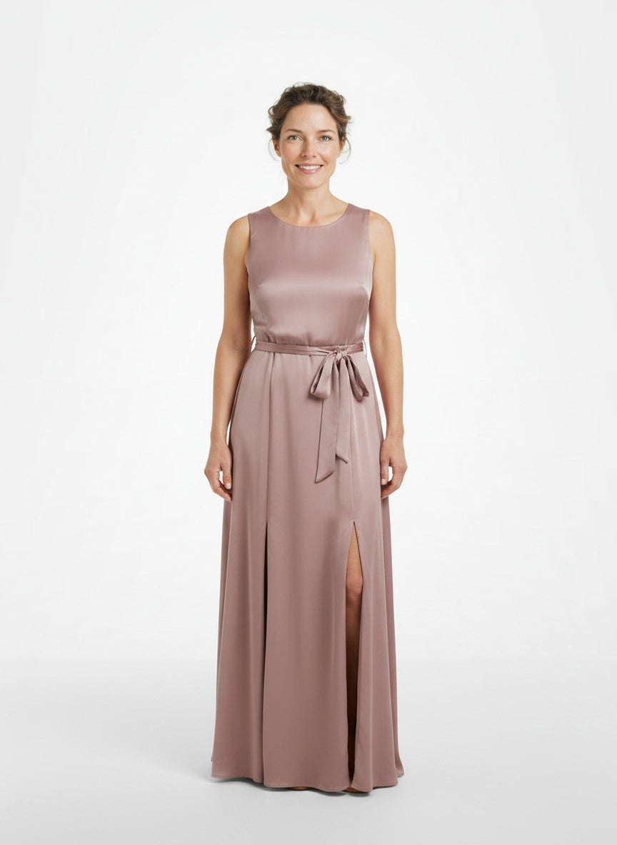 Full body view of the model wearing Robe maxi légère avec fente et taille cintrée femme