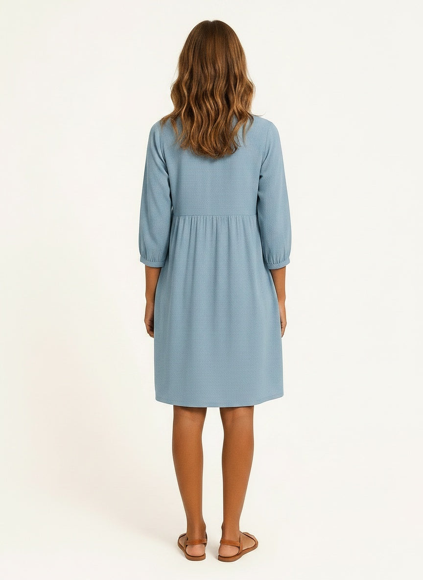 Back pose of the model wearing Robe chemise midi à coupe ample femme