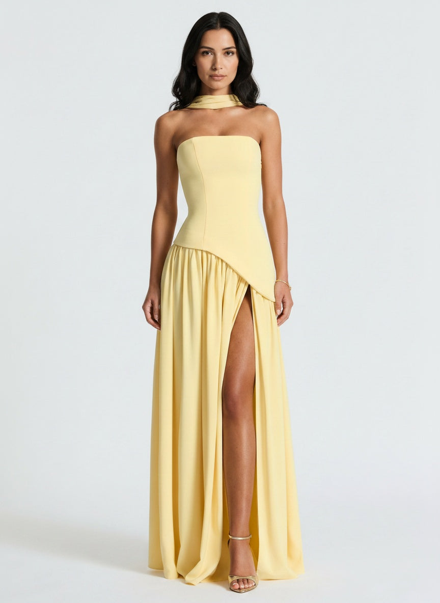 Full body view of the model wearing Robe maxi bustier avec fente haute et taille asymétrique femme