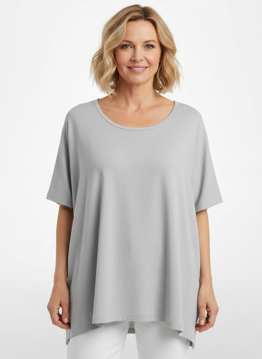 Full body view of the model wearing Blouse classique à coupe ample et manches courtes femme