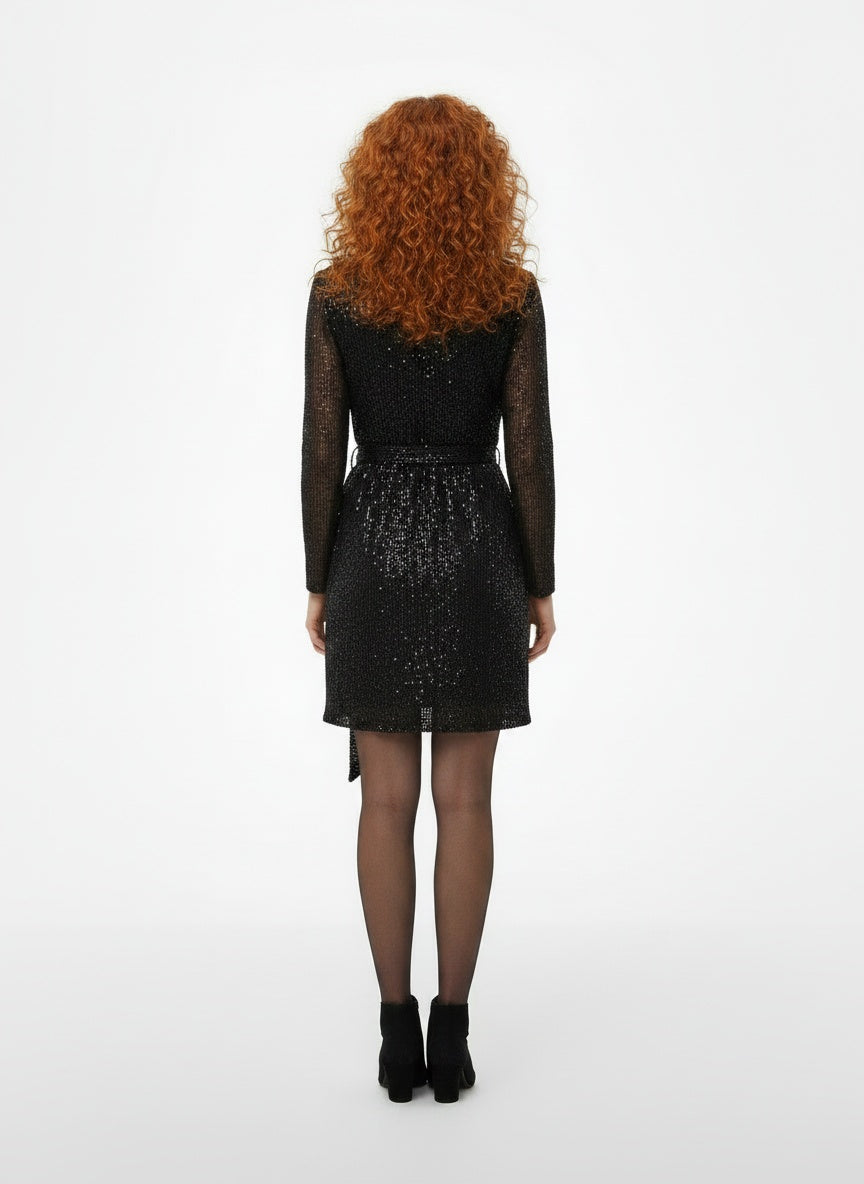 Back pose of the model wearing Robe portefeuille midi à sequins femme