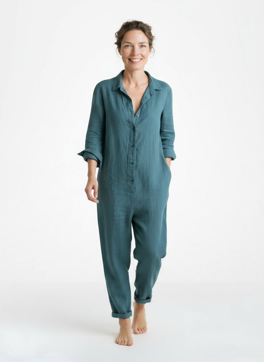 Full body view of the model wearing Combinaison femme