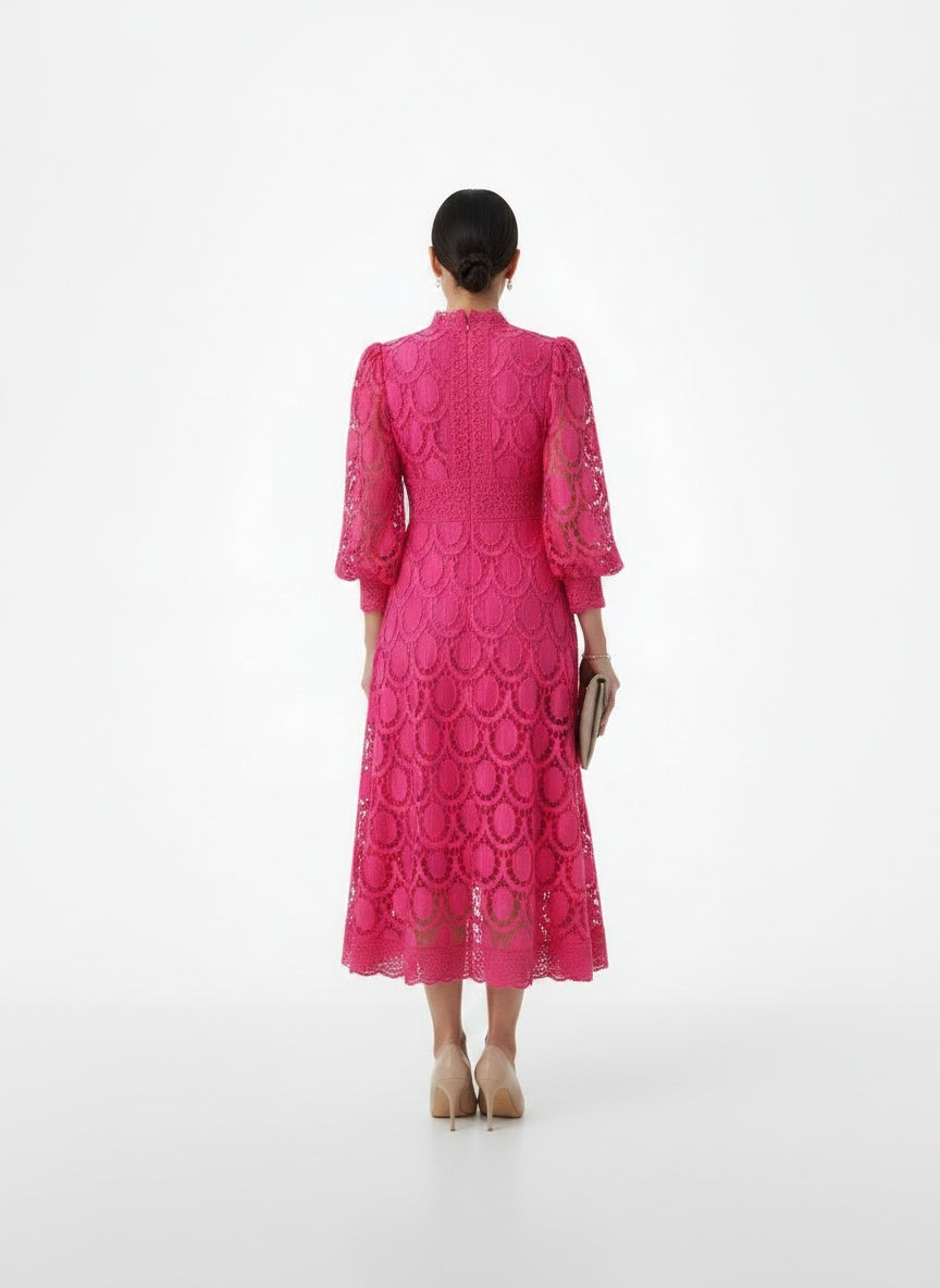 Back pose of the model wearing Robe midi en dentelle femme