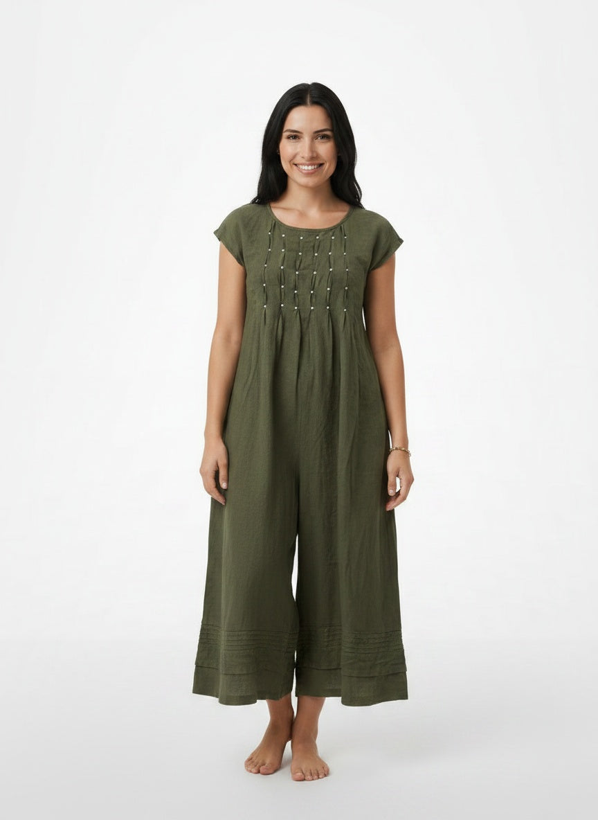 Full body view of the model wearing Combinaison ample femme