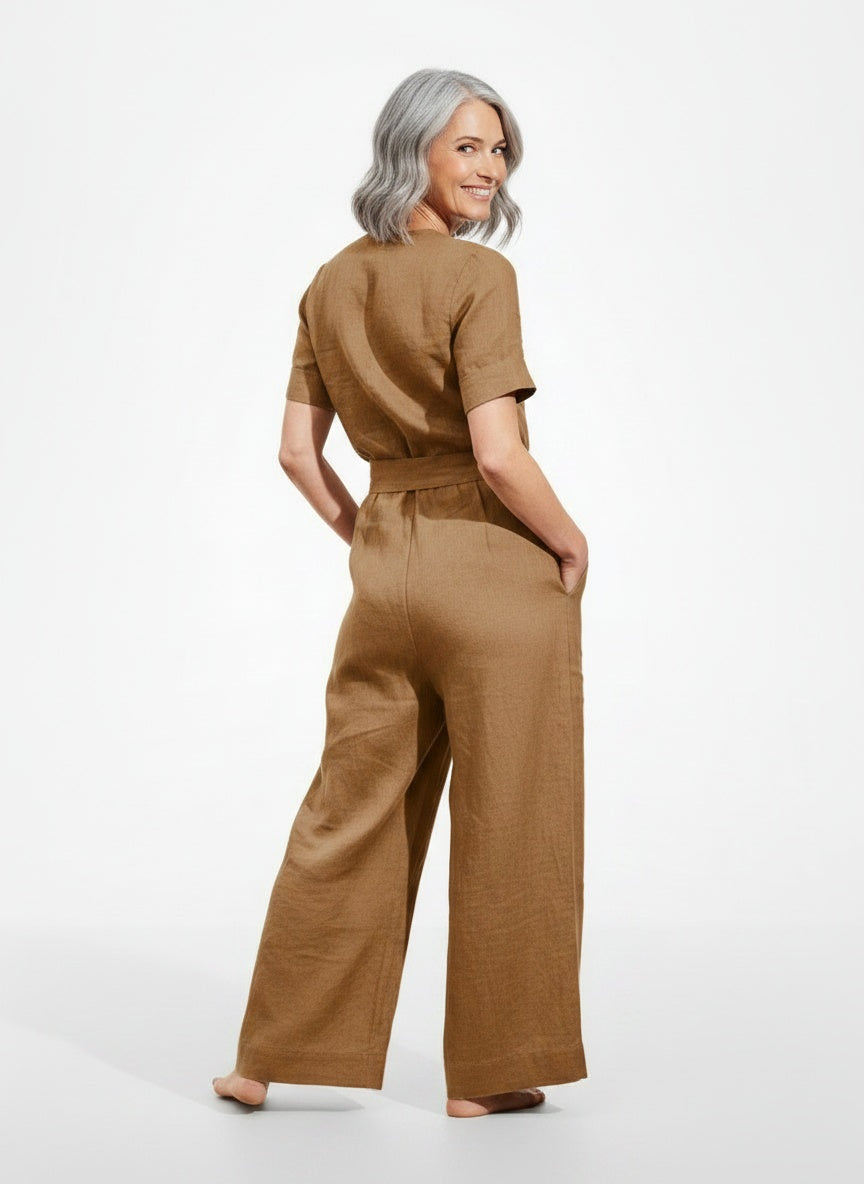 Back pose of the model wearing Combinaison avec ceinture et manches courtes femme