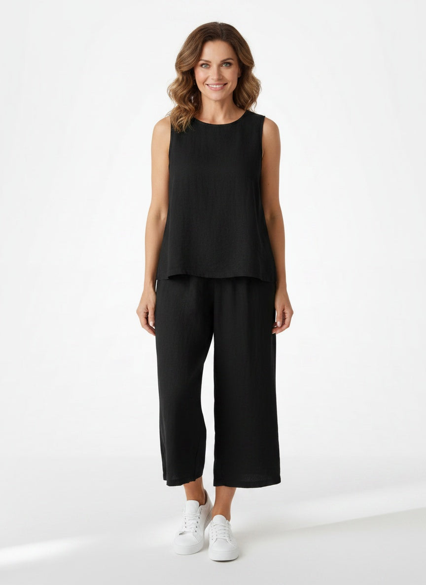 Full body view of the model wearing Ensemble d'été deux pièces avec top et pantalon décontracté femme