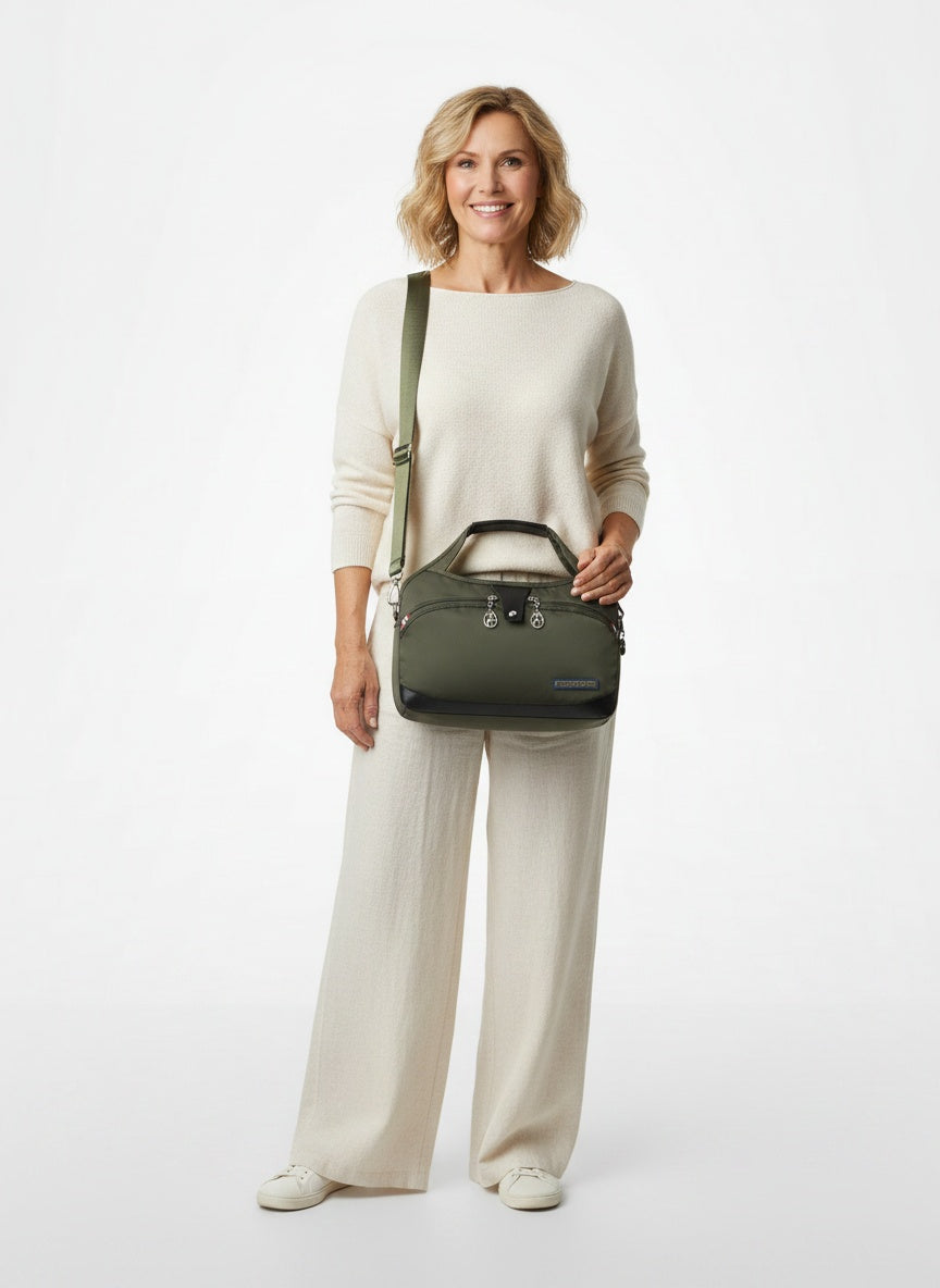 Full body view of the model wearing Sac à main antivol élégant femme