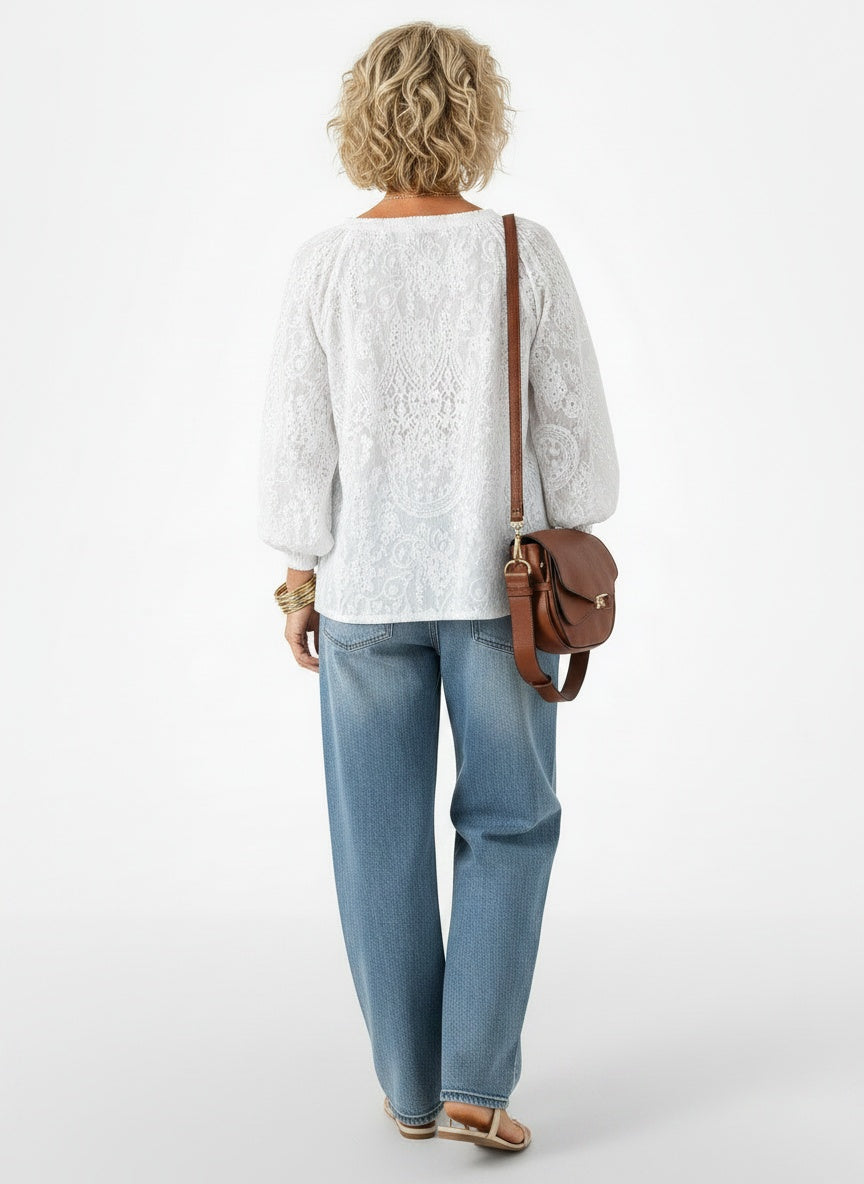 Back pose of the model wearing Blouse bohème à col fendu et style vintage femme