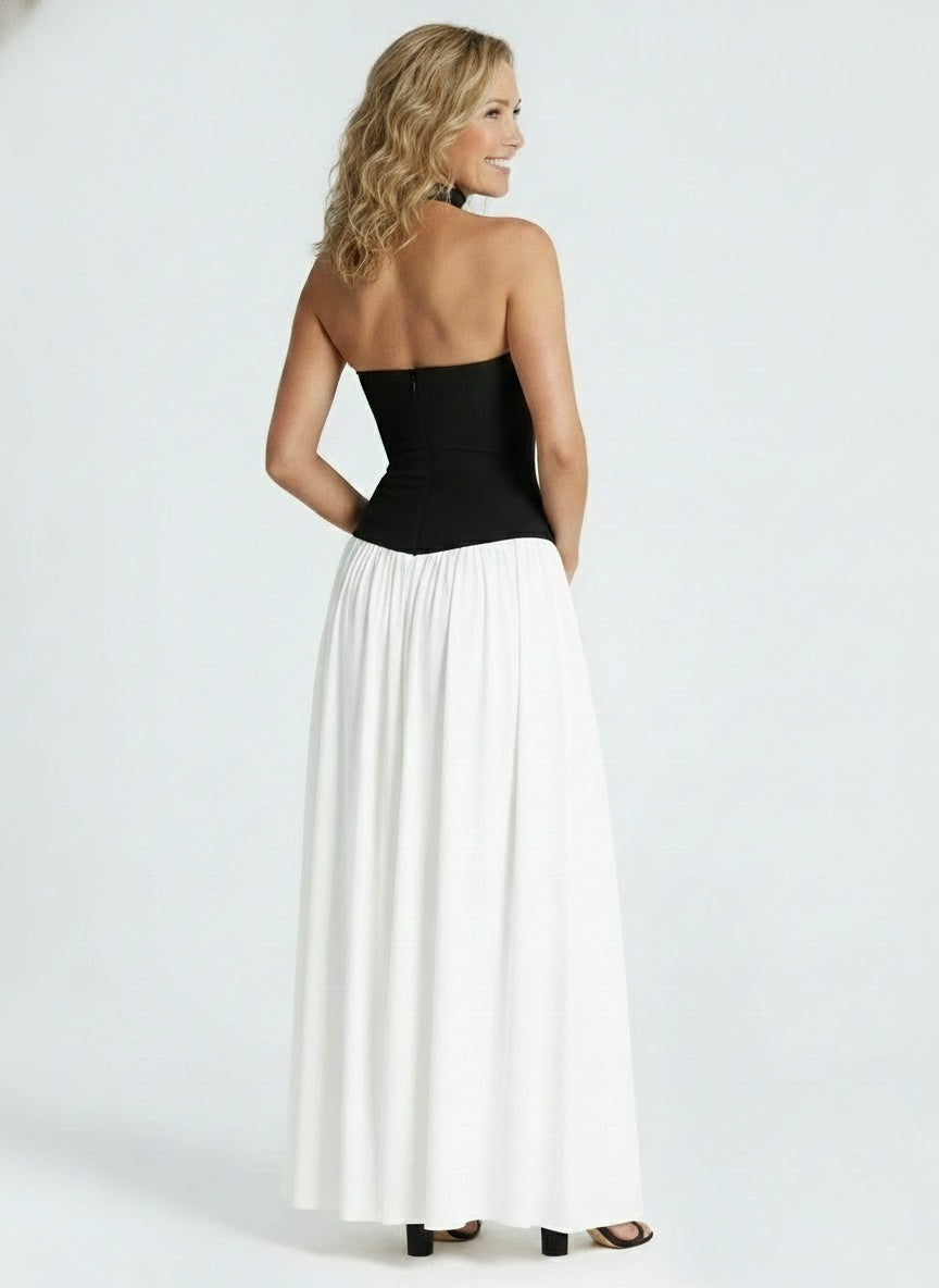 Back pose of the model wearing Robe maxi bustier avec fente haute et taille asymétrique femme